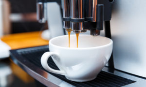 Machine à café espresso et tasse porcelaine