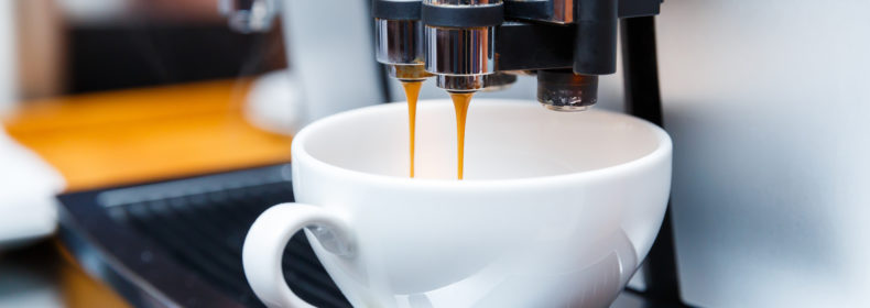 Machine à café espresso et tasse porcelaine